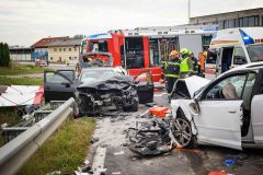 AUT, VU mit eingeklemmter Person, 2 PKWs Frontal kollidiert auf der B156
